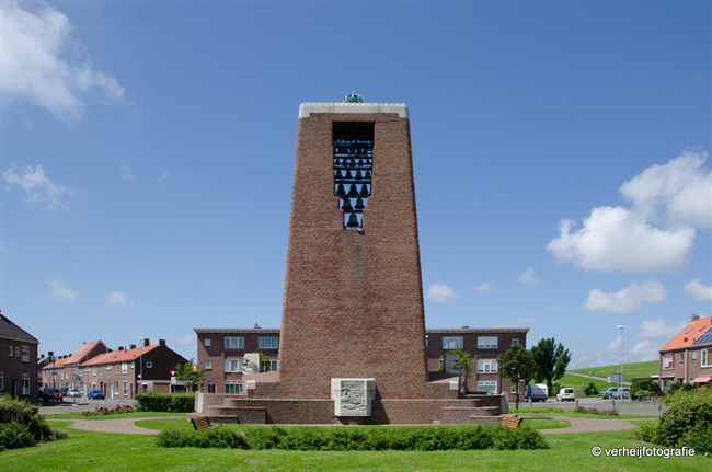 Het monument gezien vanuit het, eveneens door Kramer ontworpen park
              <br/>
              Annemarieke Verheij, juli 2016